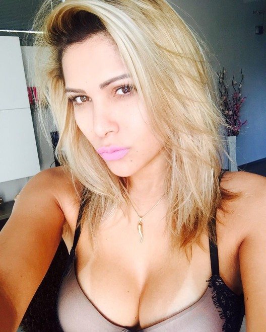 Agatha Victória 25