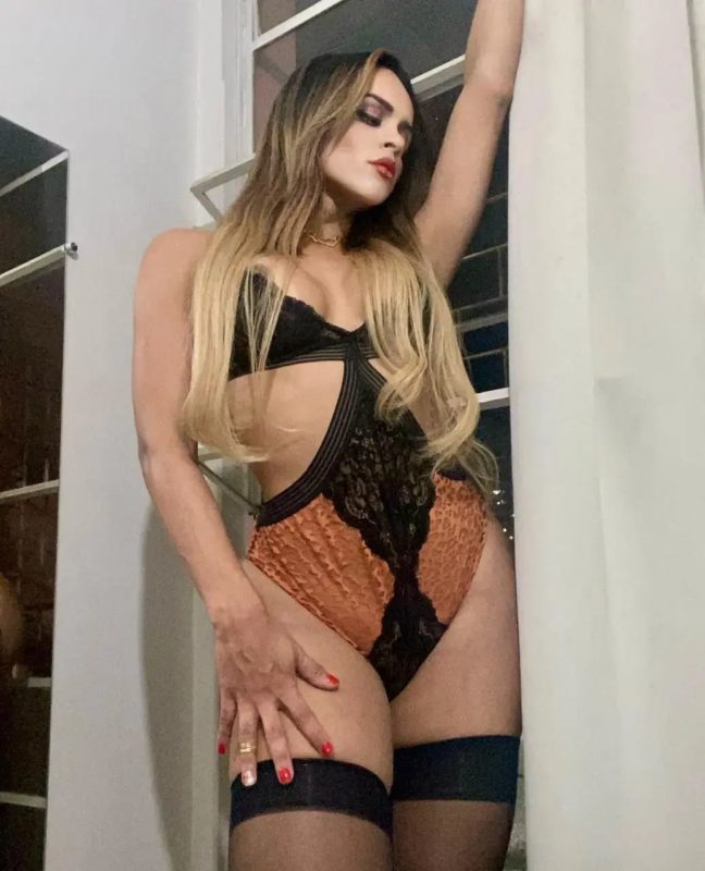 Bella Fernandes 69