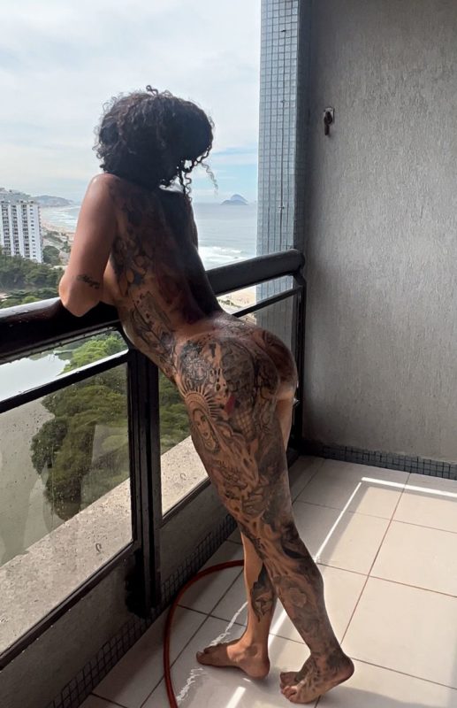 Morena Tatuada 44