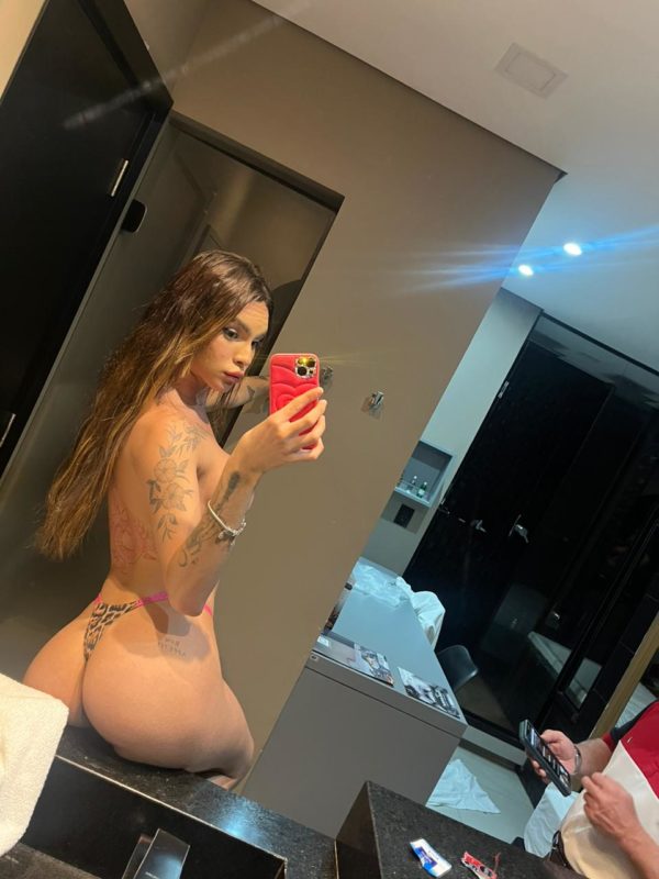 Ana Kiara 22